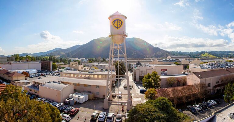 Věž s vodou Warner Bros. s logem společnosti na studiovém areálu v Burbanku