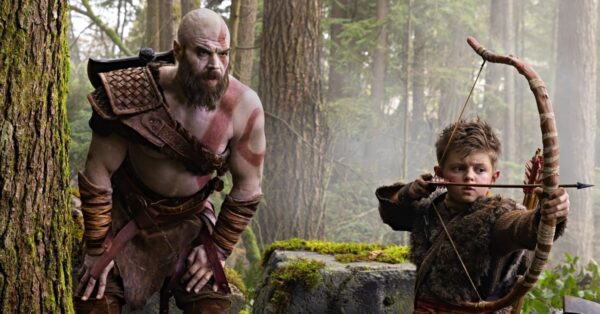 Ryan Hurst jako Kratos a Callum Vinson jako Atreus v živé adaptaci God of War pro Prime Video