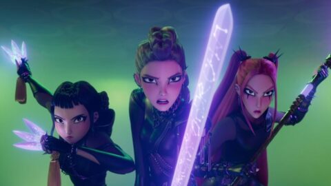 Tři hlavní postavy z animovaného filmu KPop Demon Hunters - členky skupiny HUNTR/X s intenzivními výrazy ve svých bojových kostýmech s magickými zbraněmi