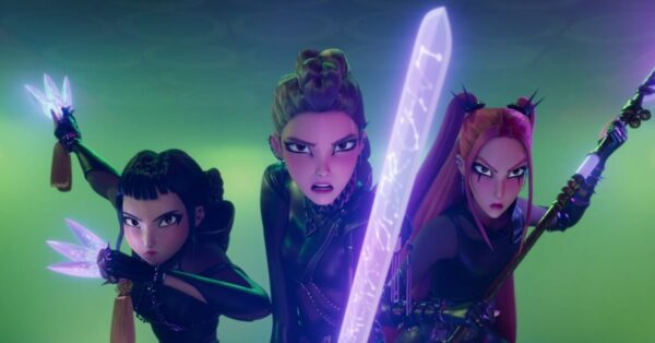 Tři hlavní postavy z animovaného filmu KPop Demon Hunters - členky skupiny HUNTR/X s intenzivními výrazy ve svých bojových kostýmech s magickými zbraněmi