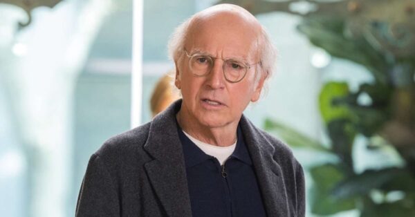 Larry David v charakteristickém výrazu při natáčení HBO seriálu
