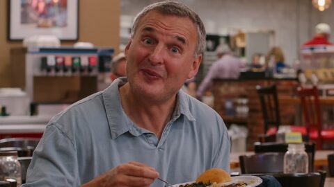 Phil Rosenthal v restauraci s talířem jídla