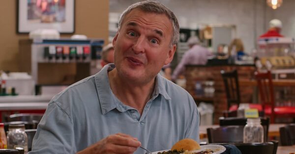 Phil Rosenthal v restauraci s talířem jídla