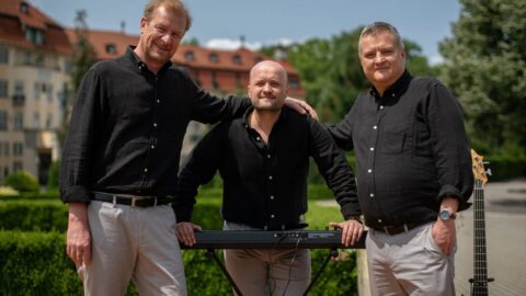 Martin Pechlát, Daniel Fischer a Tomáš Jeřábek jako trio hudebníků ve filmu Šviháci