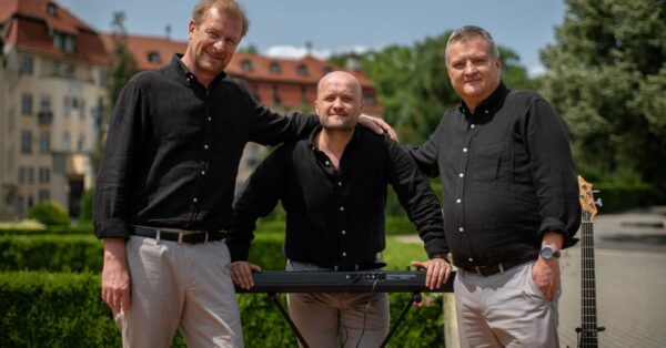 Martin Pechlát, Daniel Fischer a Tomáš Jeřábek jako trio hudebníků ve filmu Šviháci