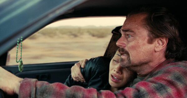 Leonardo DiCaprio a Chase Infiniti ve filmu One Battle After Another