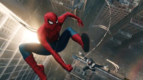 Spider-Man se houpá nad New Yorkem v akční scéně z filmu Brand New Day