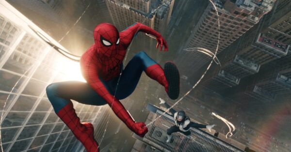 Spider-Man se houpá nad New Yorkem v akční scéně z filmu Brand New Day