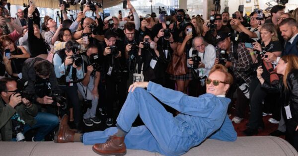Moderátor Conan O'Brien během slavnostního rozvinutí červeného koberce pro 98. ročník Oscarů