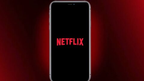 Logo Netflixu zobrazené na mobilním telefonu
