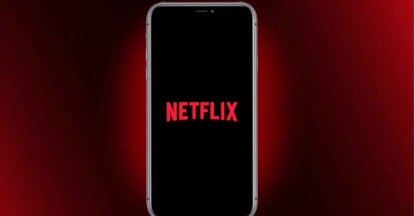Logo Netflixu zobrazené na mobilním telefonu