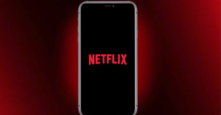 Logo Netflixu zobrazené na mobilním telefonu