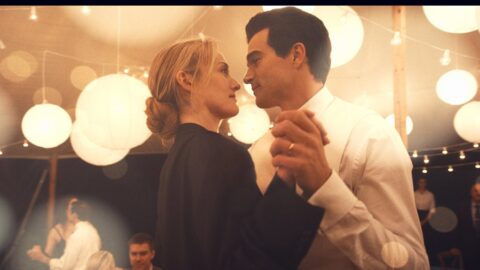 Sarah Pidgeon a Paul Anthony Kelly ve FX seriálu Love Story