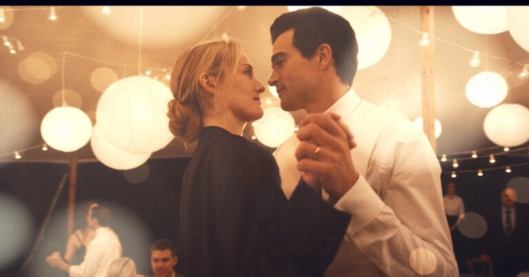 Sarah Pidgeon a Paul Anthony Kelly ve FX seriálu Love Story