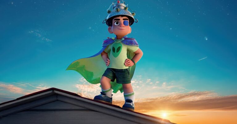 Elio, hlavní postava animovaného filmu Pixaru, stojí v superhrdinské póze na střeše domu v charakteristické helmě a plášti
