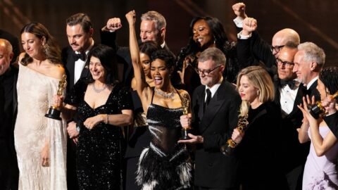 Tvůrci a herci filmu One Battle After Another přebírají cenu za nejlepší film na Oscarech 2026