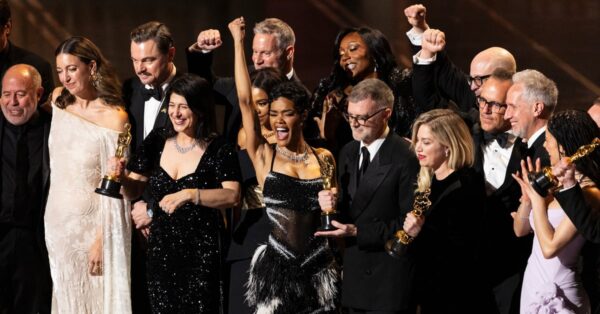 Tvůrci a herci filmu One Battle After Another přebírají cenu za nejlepší film na Oscarech 2026