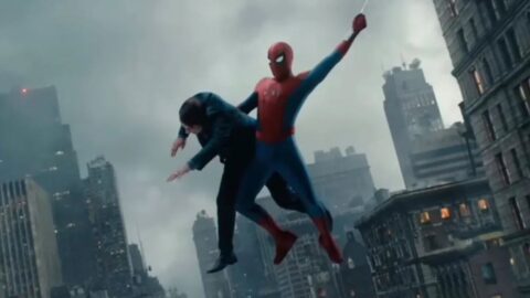 Spider-Man zachraňuje člověka při akci uprostřed New Yorku v novém filmu Brand New Day