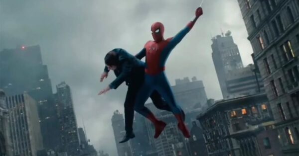 Spider-Man zachraňuje člověka při akci uprostřed New Yorku v novém filmu Brand New Day
