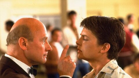 James Tolkan jako ředitel Strickland v rozhovoru s Michaelem J. Foxem ve filmu Návrat do budoucnosti