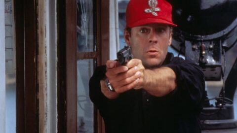 Bruce Willis jako detektiv Tom Hardy mířící zbraní v akčním thrilleru Striking Distance
