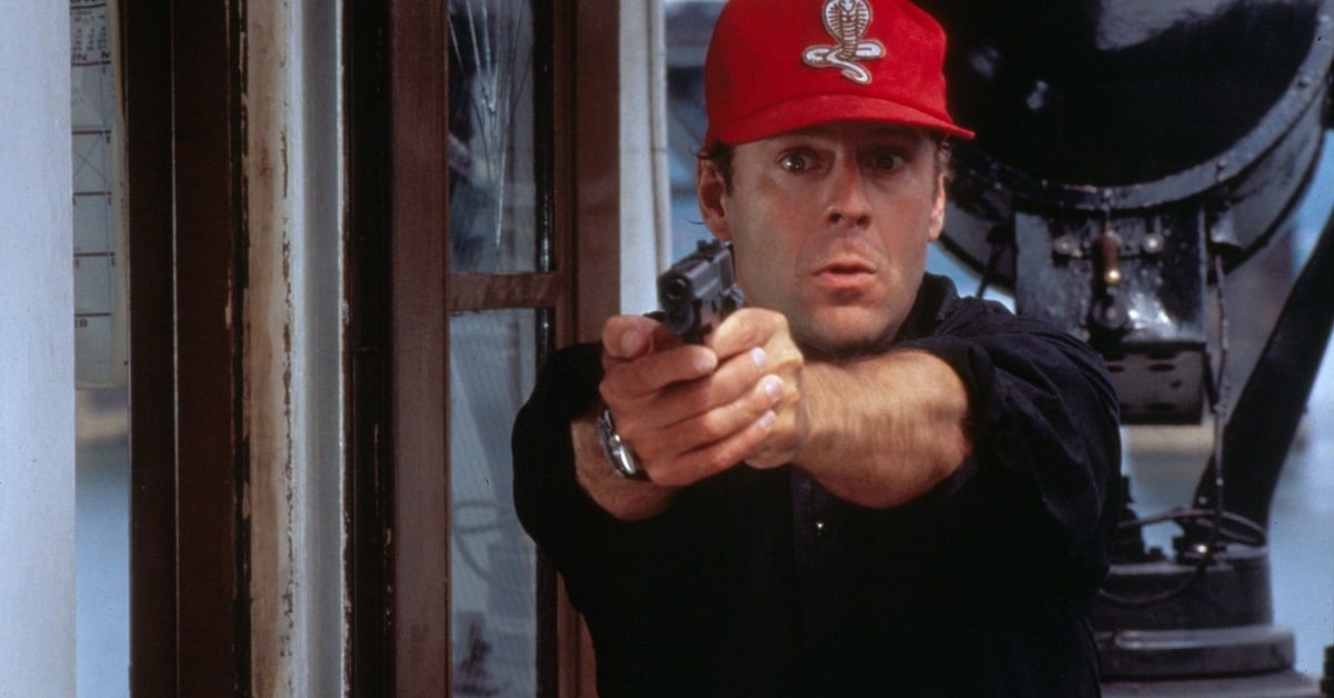 Bruce Willis jako detektiv Tom Hardy mířící zbraní v akčním thrilleru Striking Distance