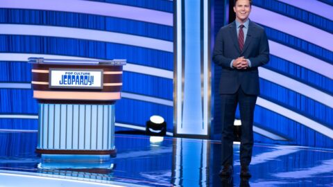 Colin Jost jako moderátor Pop Culture Jeopardy!