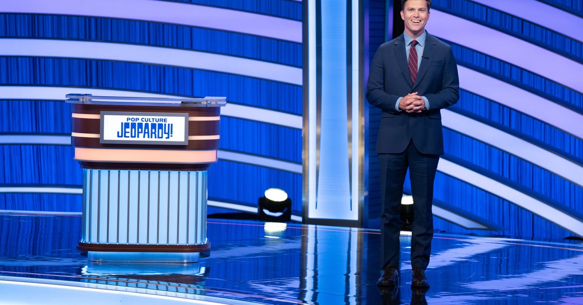 Colin Jost jako moderátor Pop Culture Jeopardy!