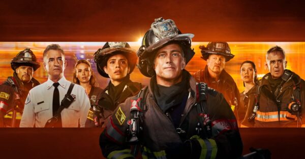Hlavní herci seriálu Chicago Fire v hasičských uniformách s dramatickým ohněm v pozadí