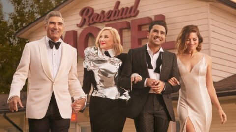 Hlavní obsazení seriálu Schitt's Creek - Eugene Levy, Catherine O'Hara, Dan Levy a Annie Murphy před ikonickým Rosebud Motelem