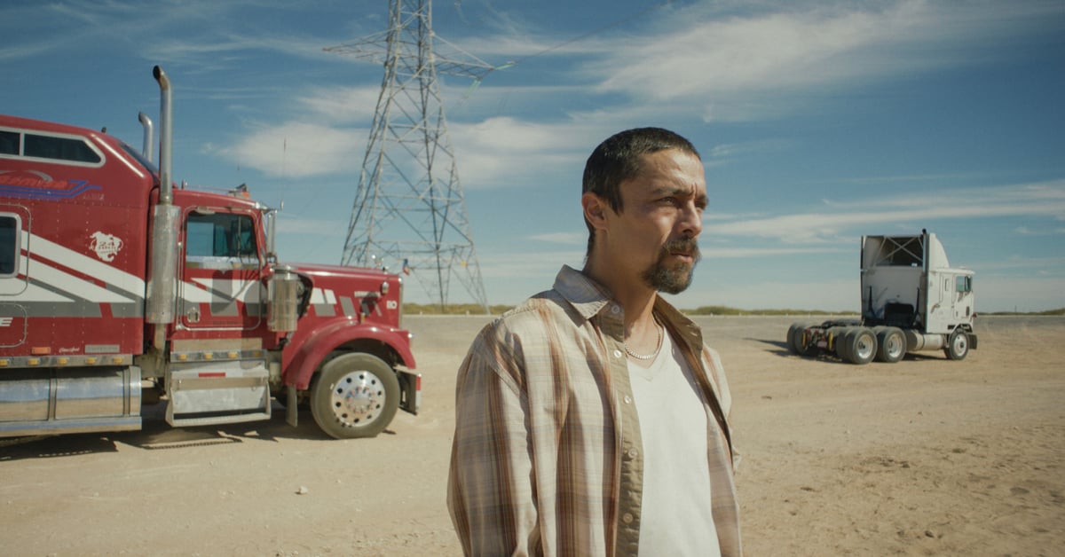 Hlavní postava filmu On The Road stojí na pouštní silnici u kamionu