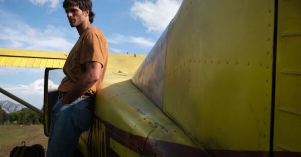 Jacob Elordi jako Hig ve filmu The Dog Stars