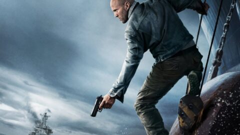 Jason Statham jako Cole Reed v akčním thrilleru Mutiny s pistolí na palubě lodi