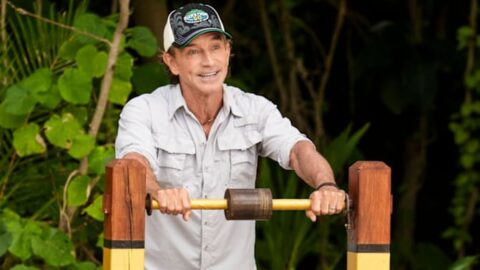 Jeff Probst během imunitní výzvy v Survivor 50
