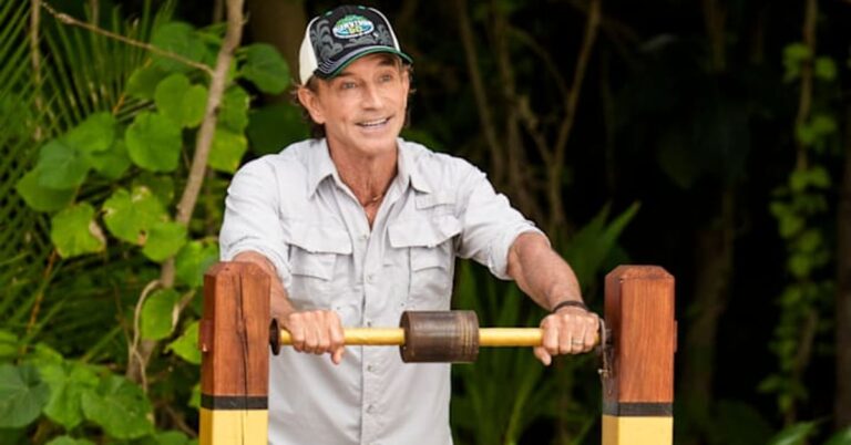 Jeff Probst během imunitní výzvy v Survivor 50