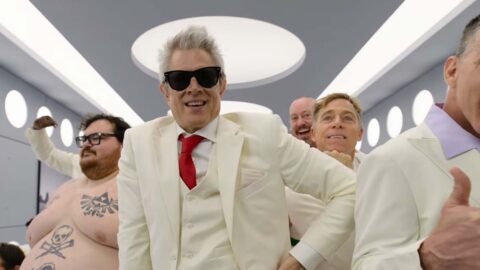 Johnny Knoxville a parta Jackass pózují v bílém studiu pro finální film série