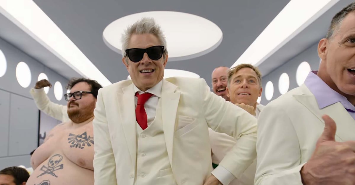 Johnny Knoxville a parta Jackass pózují v bílém studiu pro finální film série