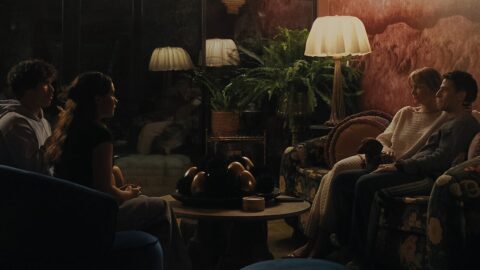 Oscar Isaac, Carey Mulligan, Charles Melton a Cailee Spaeny sedí v obývacím pokoji v seriálu Beef 2