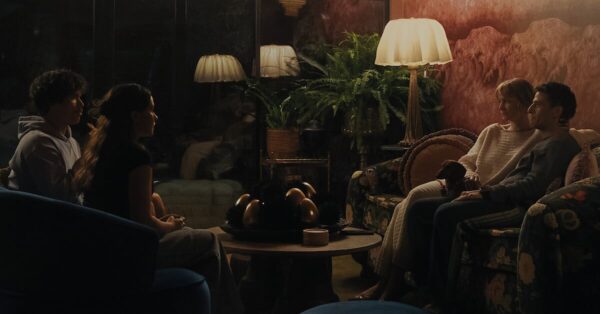 Oscar Isaac, Carey Mulligan, Charles Melton a Cailee Spaeny sedí v obývacím pokoji v seriálu Beef 2