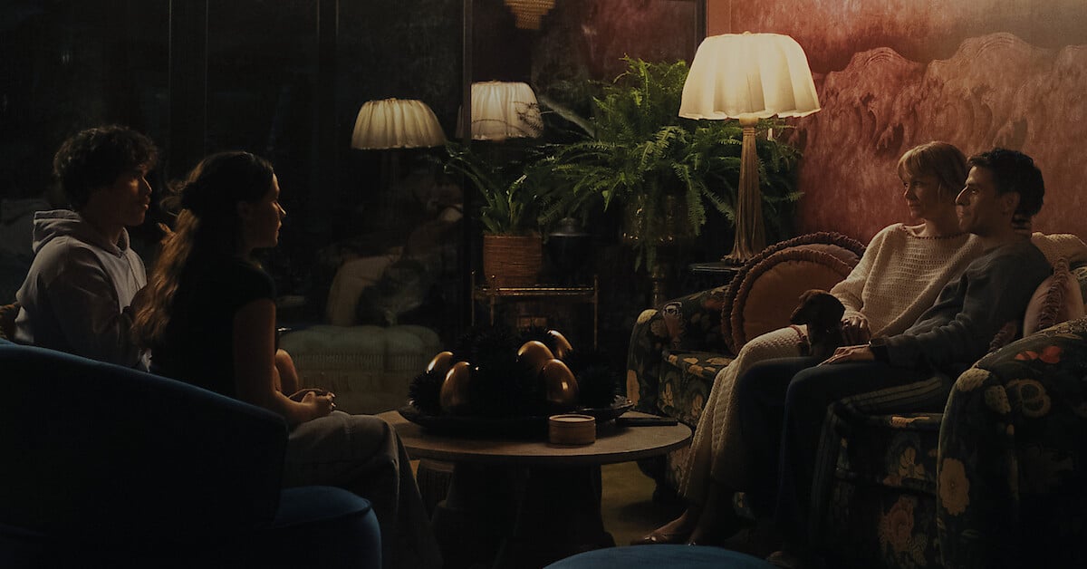 Oscar Isaac, Carey Mulligan, Charles Melton a Cailee Spaeny sedí v obývacím pokoji v seriálu Beef 2