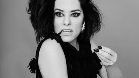 Parker Posey, hostitelka reality soutěže The Mob na Hulu