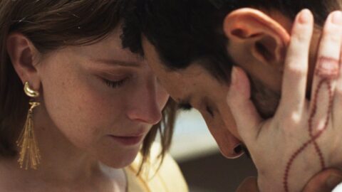 Riz Ahmed a Morfydd Clark v intimní scéně z moderní adaptace Hamleta