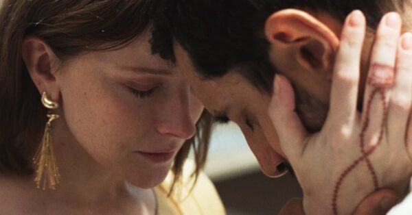 Riz Ahmed a Morfydd Clark v intimní scéně z moderní adaptace Hamleta
