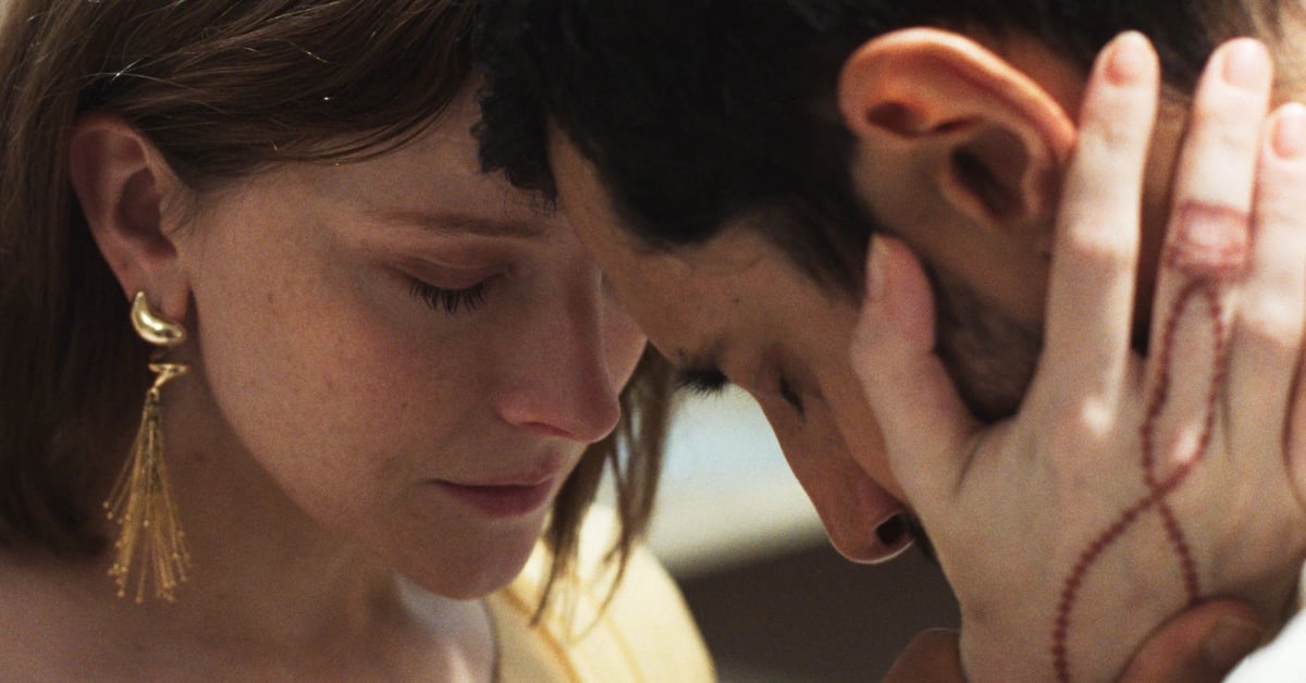 Riz Ahmed a Morfydd Clark v intimní scéně z moderní adaptace Hamleta