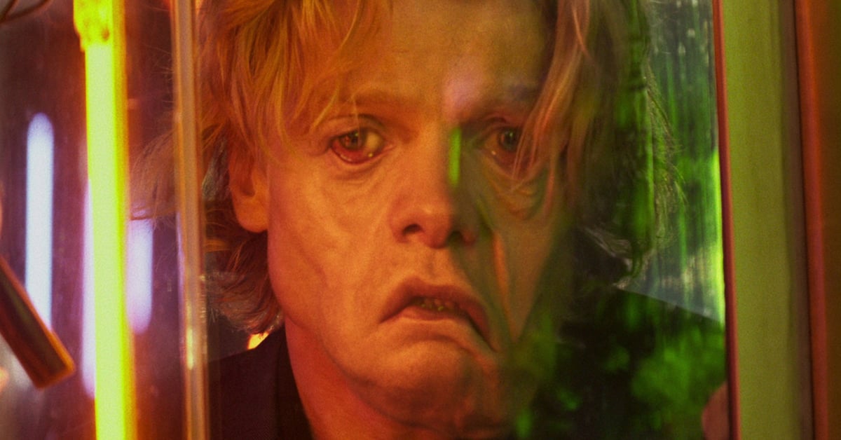 Tom Rhys Harries jako Matt Hagen v hororu Clayface za neonovými světly