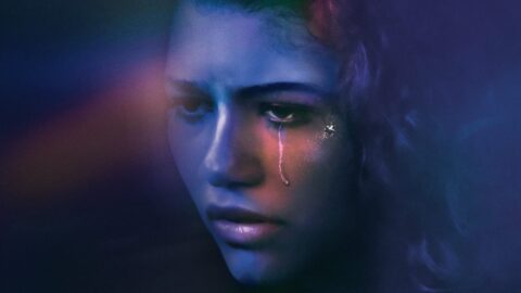 Zendaya jako Rue v seriálu Euphoria s lesklou slzou na tváři