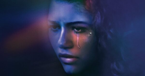 Zendaya jako Rue v seriálu Euphoria s lesklou slzou na tváři