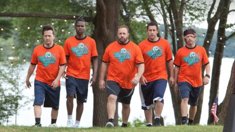 Adam Sandler a parta z Grown Ups v oranžových tričkách