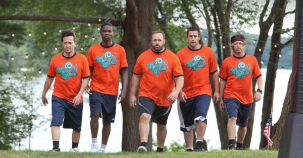 Adam Sandler a parta z Grown Ups v oranžových tričkách
