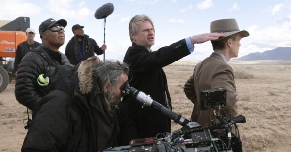 Christopher Nolan při natáčení filmu Oppenheimer s IMAX kamerou
